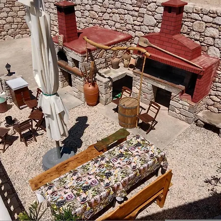 Nyaraló Tsampika's Traditional Stone In Siana